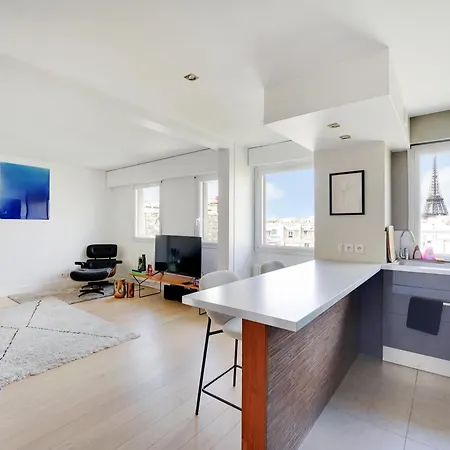 Eiffel Tower View - Charming Artist - Gethosted Apartment *